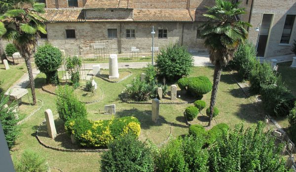 Museo_della_città_di_Rimini,_cortile_02